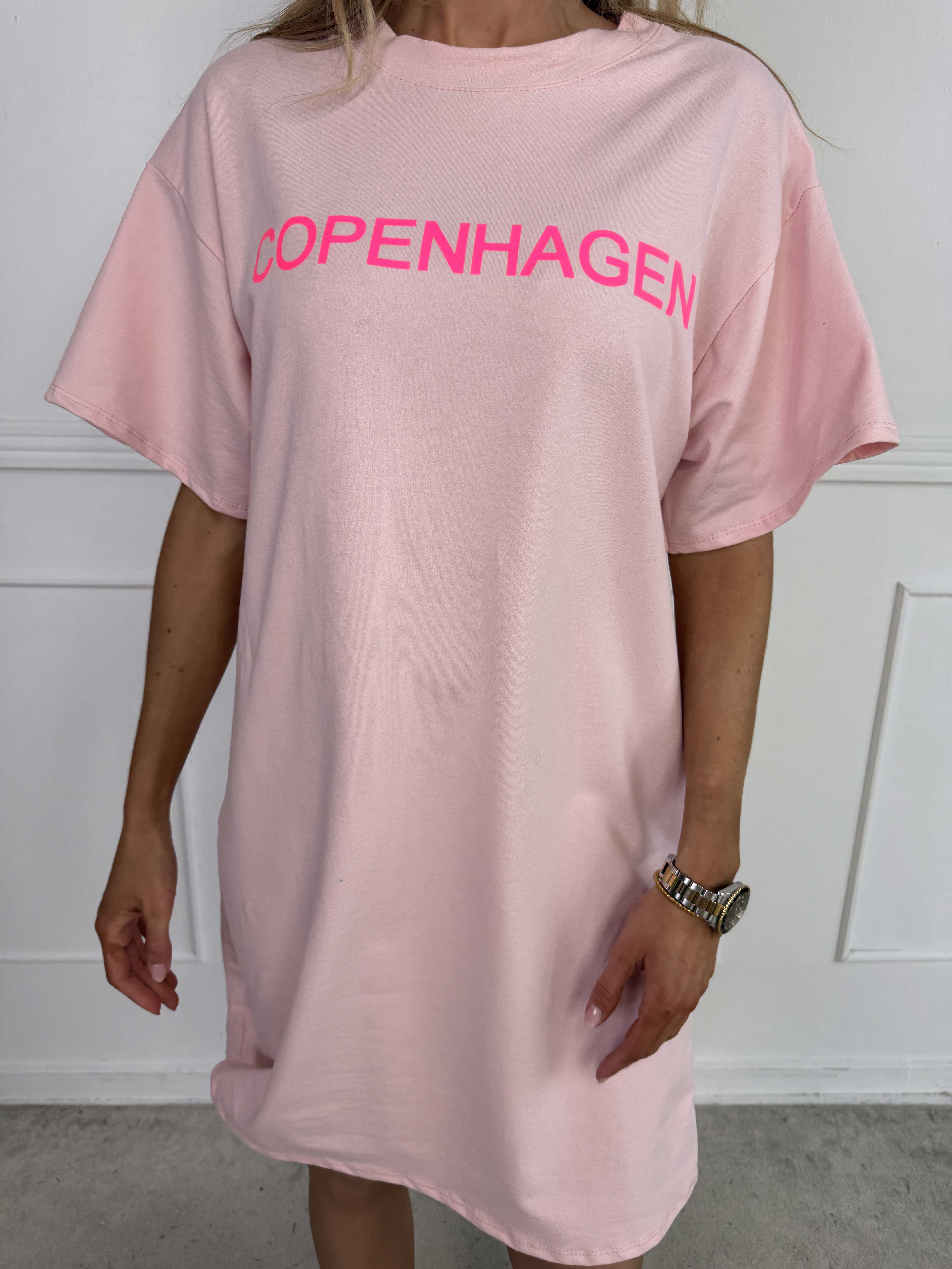 Malia - Bomulls-T-shirtklänning med COPENHAGEN-tryck